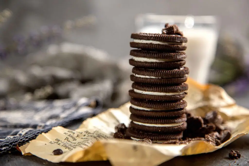 The OREO biscuit in bondage-Binge eating story